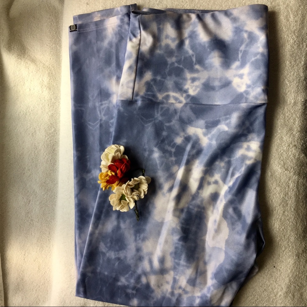 NWOT Onzie high rise midi leggings, oceana tie dye